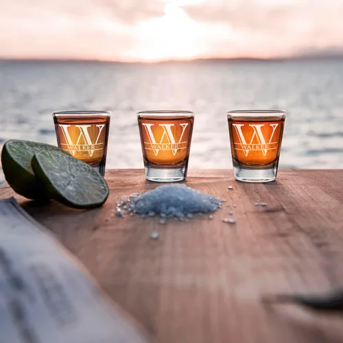Miniatura 7 de Juego de 2 vasos de chupito personalizados para hombre, fondo azul, 2 onzas, grabados, regalo personalizado para cumpleaños, bodas, día del padre