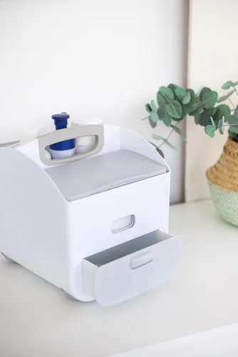 Miniatura 9 de Estación para cambiar pañales portátil Ubbi con caja organizadora de almacenamiento para pañales, cambiador y dispensador de toallitas de bebé