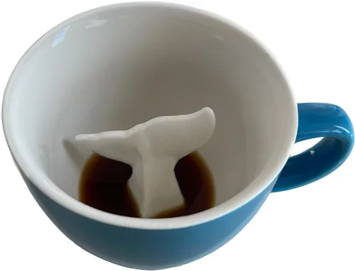 Creature Cups - Taza de cerámica de cola de ballena - Taza de café azul océano de 11 oz con cola de ballena 3D oculta en el interior Cola de ballena