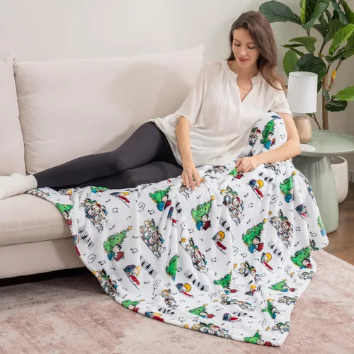 Miniatura 4 de Berkshire Blanket Peanuts® VelvetLoft® - Manta de felpa de Snoopy con lindo personaje, Gang Oh Christmas Tree White (60 x 70 pulgadas)