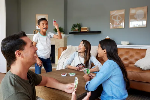 Miniatura 2 de Mattel Games Juego de cartas UNO para niños, adultos y noches y fiestas familiares, viajes y vacaciones, baraja accesible y personalizable
