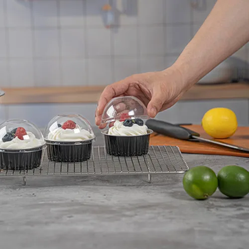 Miniatura 5 de Restaurantware Ramequines desechables de 4.2 onzas con tapas, 100 vasos desechables redondos de crema brulee, tapas de cúpula aptas para horno, Negro