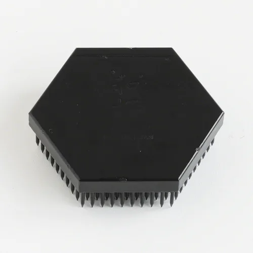 Miniatura 7 de Wazakura Soporte hexagonal japonés negro para flores Ikebana Kenzan de 2.6 pulgadas (2.677 in), hecho en Japón con diseño floral