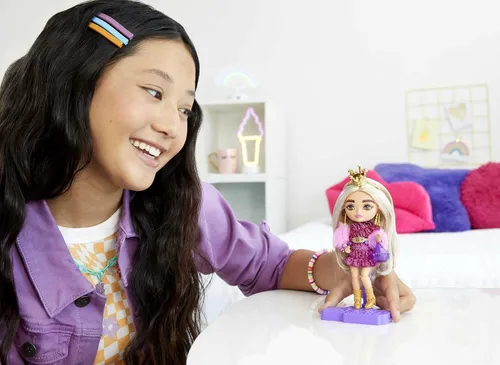 Miniatura 2 de Barbie Extra Minis - Muñeca y accesorios con cabello rubio con vestido brillante y encogedor peludo, 5.5 pulgadas