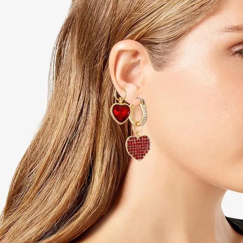Miniatura 3 de GUESS Goldtone - Mini aretes de aro Huggie con dijes de corazón intercambiables, Vidrio, cristal
