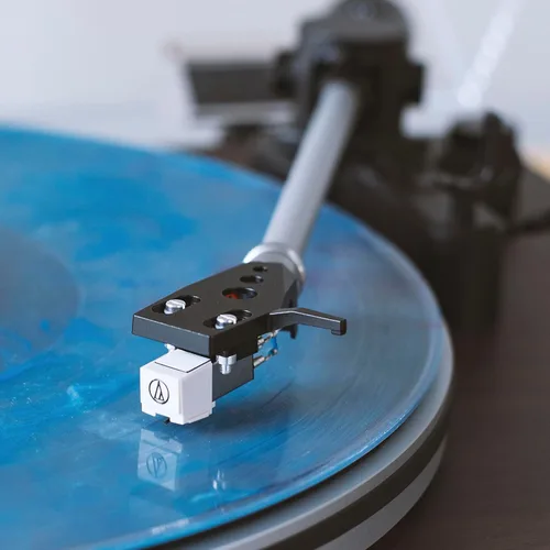 Miniatura 8 de Crosley C8A-WA Tocadiscos accionado por correa con preamplificador integrado, brazo ajustable, cartucho AT3600L y zócalo de MDF de grado audio, nogal
