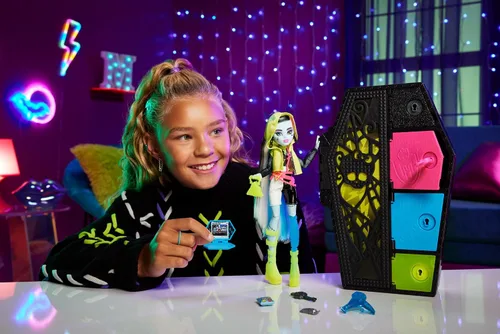 Miniatura 2 de Monster High Skulltimate Secrets Neon Frights Muñeca y accesorios, Frankie Stein con vestidor y más de 19 sorpresas