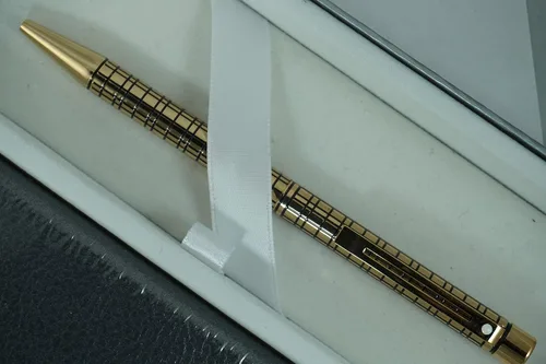 Miniatura 2 de Sheaffer Cross Rare Made in the USA Signature Targa Diamond Medici Crosshatched Bolígrafo de barril de oro de 22 quilates y diario a juego