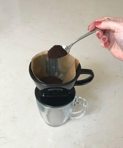Miniatura 3 de Simply Charmed Cafetera de cerámica para verter sobre una sola taza con filtros Melitta (negro) 8-16 oz dependiendo de la cantidad de agua/suelo que