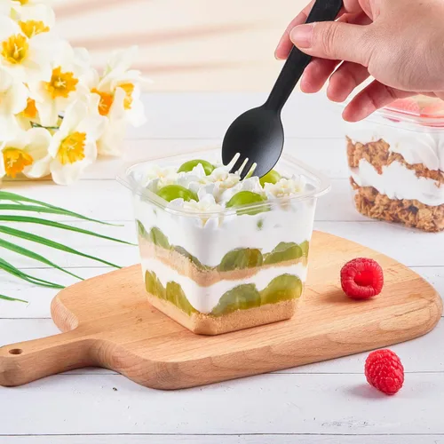 Miniatura 4 de Kucoele Paquete de 50 Tazas de Postre de Plástico de 8 oz con Tapas y Sporks, Tazas Cuadradas Transparentes para Pasteles, Recipientes de Postre