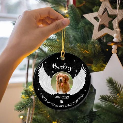 Miniatura 2 de Marco de fotos conmemorativo personalizado para mascotas, adorno de Navidad 2025, Un pedazo de mi corazón vive en el cielo, adorno de cerámica
