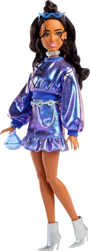 Barbie Muñeca de estilo de lujo #7 en top y falda azul metálico, cabello castaño ondulado, accesorios como joyas plateadas, bolso de cristal y gafas