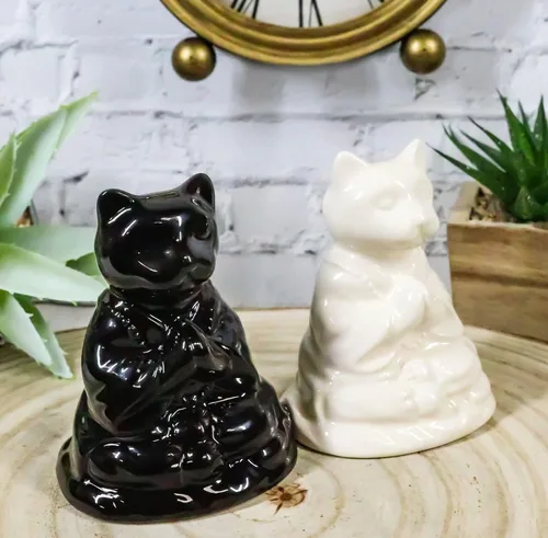 Miniatura 9 de Ebros Gift Blanco y negro Yin Yang Monasterio de monje zen religioso Buda Gatos Monjes Meditación Cerámica Sal y Pimentero Estatuilla Set Feng Shui