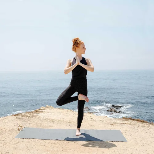 Miniatura 4 de Yogo Esterilla de Yoga de Viaje Plegable Ultraligera con Correas Incorporadas, Goma Vegetal Certificada FSC®, Agarre Adherente, Antideslizante, La