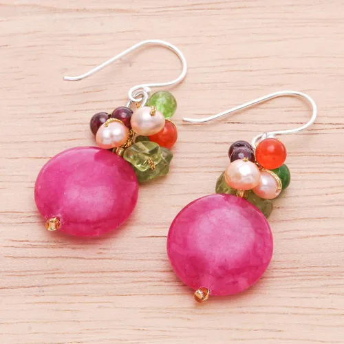 Miniatura 2 de NOVICA Aretes artesanales hechos a mano con perlas cultivadas de agua dulce y granate, piedras preciosas colgantes, plata de ley 925, cristal
