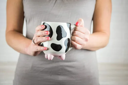 Miniatura 3 de Boston Warehouse - Taza Udderly Cow con pies de silicona antideslizantes, cerámica pintada a mano, 20 fl.oz.