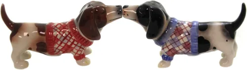 Pacific Giftware Kissing Basset Hounds in Sweater Nothing but a Hound Dog - Juego de salero y pimentero magnético