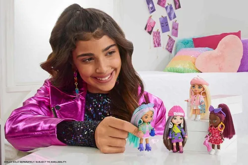Miniatura 2 de Muñeca Barbie Extra Mini Minis con cabello burdeos, vestido rojo de volantes, gafas de sol y accesorios y soporte, 3.25 pulgadas