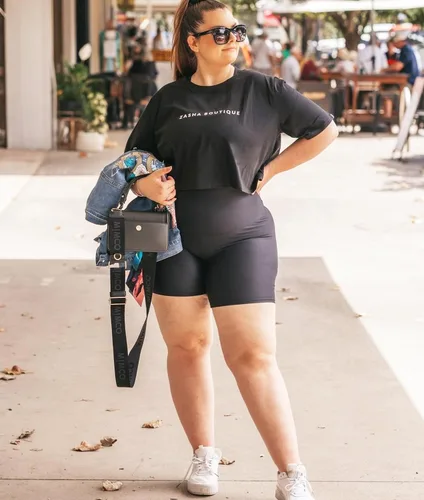 Miniatura 2 de NEW YOUNG Paquete de 3 pantalones cortos de ciclismo de talla grande con bolsillos para mujer, pantalones de yoga de cintura alta de 8 pulgadas