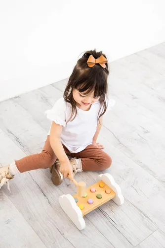 Miniatura 6 de Pearhead Montessori - Banco de martillo, imprescindible para bebé, relleno de calcetines para niños pequeños, juguete de madera para golpear