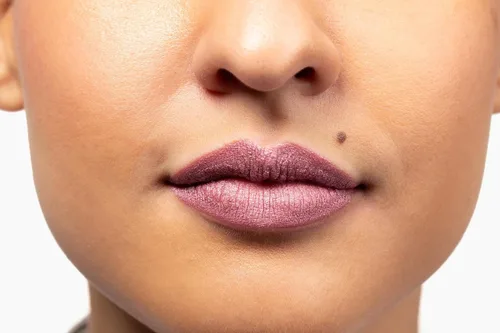 Miniatura 4 de Aromi Lápiz labial líquido mate metálico Rosa polvoriento rosado, color de labios malva rosado claro con acabado brillante, de larga duración