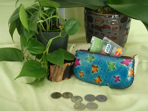 Miniatura 3 de Bolso cambiador de muñeca de cuero genuino, patrón de peces de océano profundo, base azul cielo, Azul