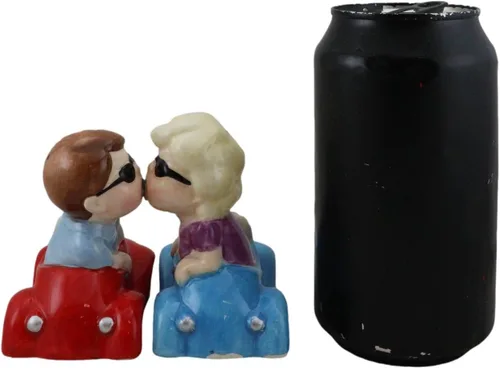 Miniatura 5 de Ebros Gift Juego de saleros y pimenteros con texto en inglés "I Love You", para parejas de San Valentín, besándose en autos vintage, figuras