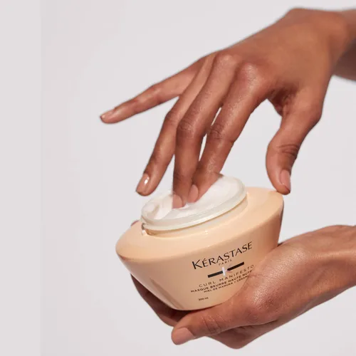 Miniatura 9 de Kerastase Curl Manifesto Beurre Haute Nutrition Mascarilla para el cabello Fortalece y previene la rotura Añade suavidad y brillo Para todos