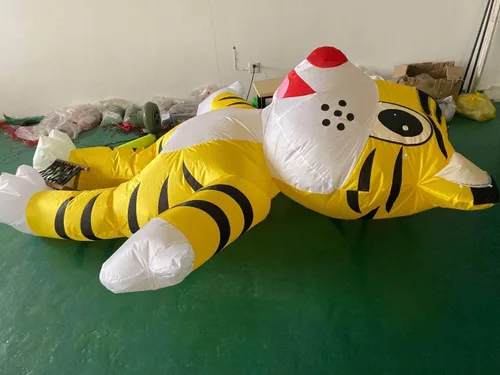 Miniatura 3 de Suave inflable amarillo tigre, línea de lavandería para adultos, colgante encantador grande de la cometa del espectáculo
