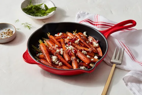 Miniatura 4 de Le Creuset Sartén clásica de hierro fundido esmaltado, 9 pulgadas, color cereza