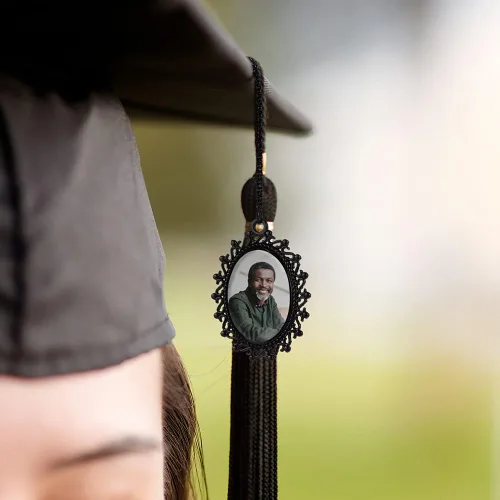 Miniatura 3 de AILIN Borla de graduación personalizada 2024 Oval Antique Photo Charm Clase de 2023 Regalos universitarios para él y ella, Metal, No es una piedra