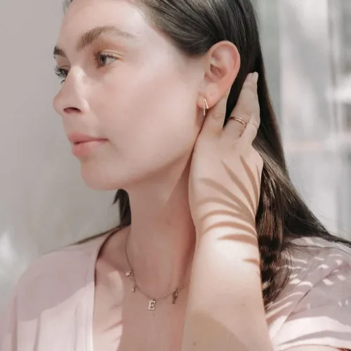 Miniatura 5 de HONEYCAT Lucy Tiny Drop Bar - Pendientes en oro, oro rosa o plata, joyería minimalista y delicada