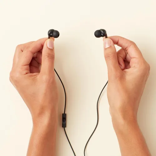 Miniatura 5 de Amazon Basics - Auriculares con cable con micrófono, intrauditivos, conector de 3,5 mm, cable de 1,3 m de largo, almohadillas S/M/L, negro