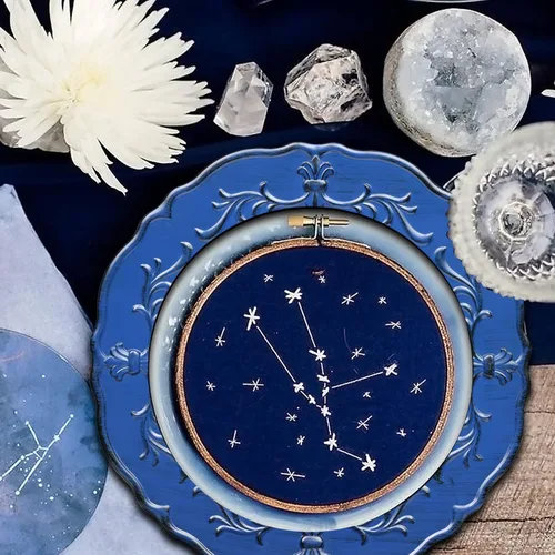 Miniatura 5 de Spsyrine Plato de carga azul real antiguo, cargadores de plástico en relieve de 13 pulgadas para cena, juego de 6 elegantes decoraciones para bodas