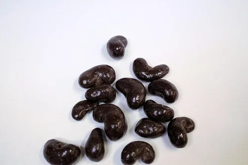 Miniatura 2 de Lang's Chocolates Anacardos cubiertos de chocolate negro bolsa de 8 onzas