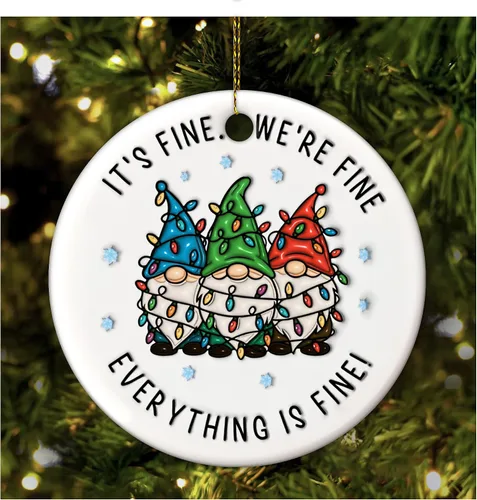 Hyturtle Adorno navideño de gnomo 2025 – Divertido adorno «Everything Is Fine» – Adornos de gnomos de cerámica para árbol de Navidad – Lindo gnomos