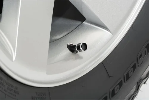 Miniatura 2 de iPick Image Para Dodge Scat-Pack en blanco sobre barril de fibra de carbono real, tapas de vástago de válvula de neumático de aluminio plateado