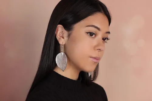 Miniatura 17 de Joyas de hoja de oro rosa y plata para mujer. Pendientes de hoja natural y collares circulares colgantes. Elegantes conjuntos de joyas colgantes.