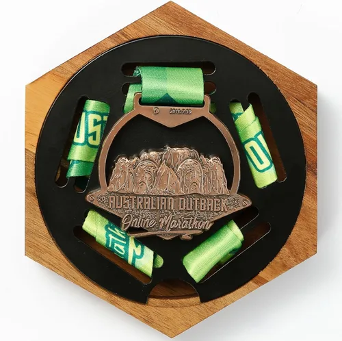 Miniatura 7 de JupDec Perchero para medallas de exhibición en panal de madera hexagonal para pared, con imanes fuertes y soporte de medallas redondo de hierro