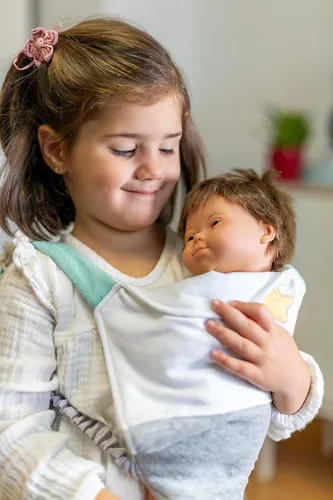Miniatura 2 de Miniland Muñecas y accesorios, ropa de muñeca de bebé, viene en colores neutros de género, se adapta a muñecas de hasta 15 3/4 pulgadas Portabebés