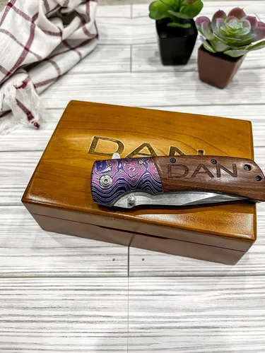 Miniatura 4 de Wood Shop - Cuchillo de bolsillo grabado, regalo para hombres, hoja de acero inoxidable de 5 pulgadas con clip para cinturón ultra seguro y cómodo