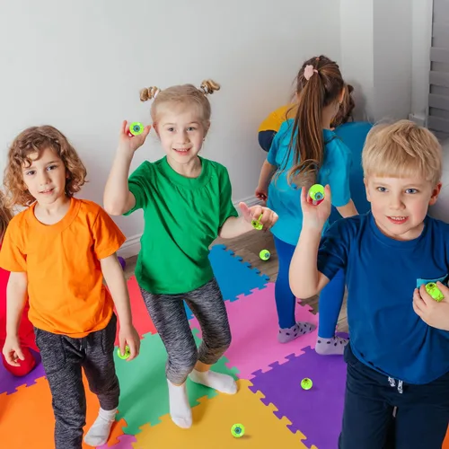 Miniatura 4 de ArtCreativity Bolas rebotadoras que brillan en la oscuridad – Paquete a granel de 12 – Bolas rebotantes de 1.25 pulgadas de alto para niños