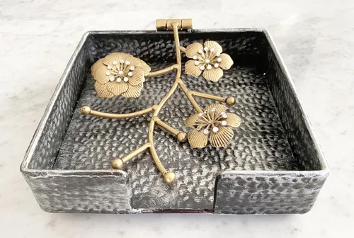Miniatura 5 de Servilletero cuadrado plano plateado con flores de orquídeas doradas y cristales sintéticos Brazo pesado con bisagras de metal con bisagras