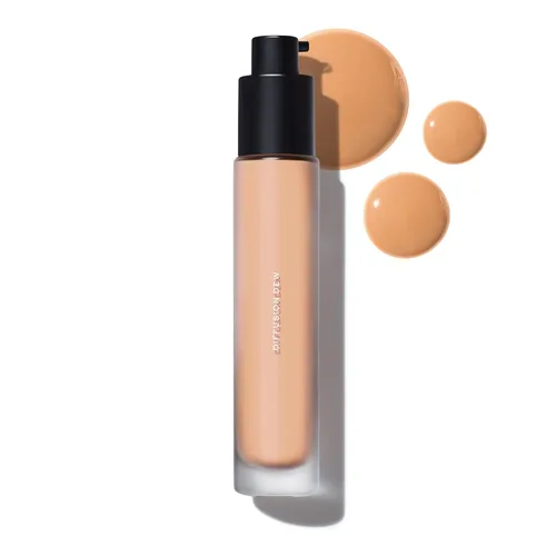 Miniatura 15 de MAKE Beauty Diffusion Dew Skin Tint. Acabado radiante de cobertura transparente a media. Difumina, suaviza e ilumina para una tez luminosa. 01 Feria