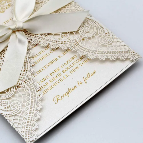 Miniatura 4 de Paquete de 25 invitaciones de boda de encaje cortado con láser marfil con inserto brillante y lazo de cinta, elegantes tarjetas de invitación