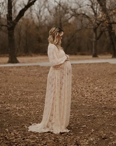Miniatura 9 de Saslax Vestido de maternidad de encaje elástico suave con hombros descubiertos y doble abertura en línea A para sesión de fotos