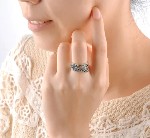 Miniatura 7 de Mytys Crossover Statement Rings for Women 18k Gold Band Ring Black Marcasite Wide Chunky Twist Rings