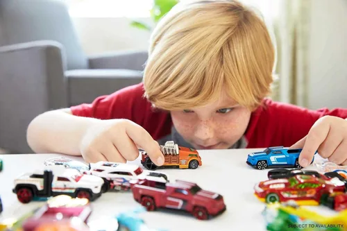 Miniatura 2 de Hot Wheels Paquete de 5 autos o camiones de juguete, 3 juegos temáticos de 5 vehículos fundidos a presión a escala 1:64 para niños y coleccionistas