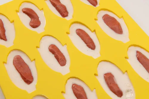 Miniatura 4 de Mobi Molde de silicona para hornear de 12 perros de maíz, amarillo