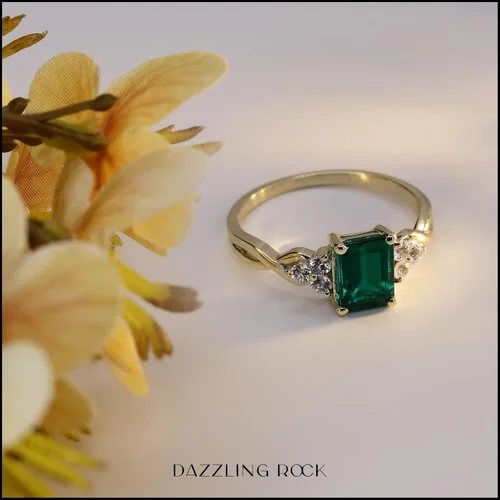 Miniatura 4 de Dazzlingrock Collection Anillo de compromiso con forma de esmeralda de 0.315 x 0.236 in creado en laboratorio y zafiro blanco redondo de 0.087 in